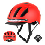Casco inteligente rojo con control remoto inalámbrico en el manillar
