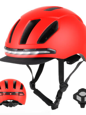 Casco inteligente rojo con control remoto inalámbrico en el manillar