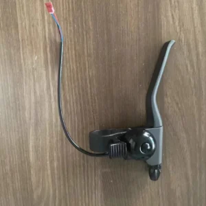 Palanca de freno izquierda con campana (conector hembra de punta roja de tres pines)