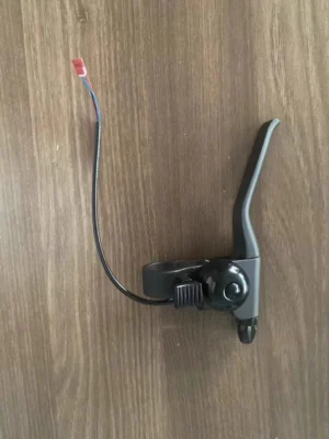 Palanca de freno izquierda con campana (conector hembra de punta roja de tres pines)