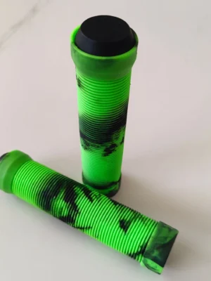 Puños de bicicleta de goma suave con diseño de camuflaje verde