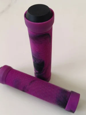 Puños de bicicleta de goma suave con diseño de camuflaje morado