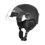 Casco de invierno negro a prueba de viento con luces delanteras y traseras.