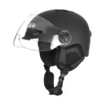 Casco de invierno negro a prueba de viento con luces delanteras y traseras.