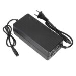 Cargador rápido con enchufe de aviación grande de 60 V a 67,2 V y 10 A (estándar europeo GX16)