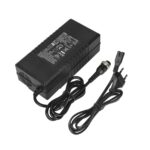 Cargador certificado con enchufe de aviación grande Ulip de 42 V a 54,6 V 2 A (estándar europeo)