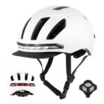 Casco inteligente blanco con control remoto inalámbrico en el manillar