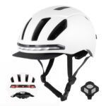Casco inteligente blanco con control remoto inalámbrico en el manillar