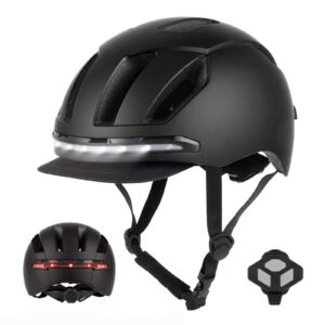 Casco inteligente negro con control remoto inalámbrico en el manillar