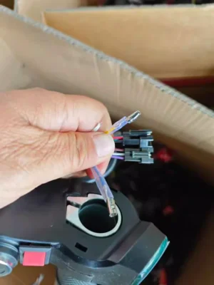 Manillar con pantalla roja, tres velocidades, bloqueo estándar y velocidad ajustable