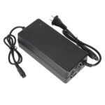 Cargador rápido con enchufe de aviación grande de 60 V a 67,2 V y 10 A (estándar estadounidense GX16)