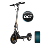 Patinete eléctrico con potencia máxima de  700W y neumáticos de 10" que permite superar pendientes y desplazarse por cualquier superficie cómodamente. Con autonomía de hasta 30 km. Incluye acople porta teléfono para el manillar. Cumple con todos los requisitos de la nueva normativa española de circulación.