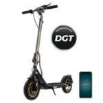 Patinete eléctrico con potencia máxima de  700W y neumáticos de 10" que permite superar pendientes y desplazarse por cualquier superficie cómodamente. Con autonomía de hasta 30 km. Incluye acople porta teléfono para el manillar. Cumple con todos los requisitos de la nueva normativa española de circulación.